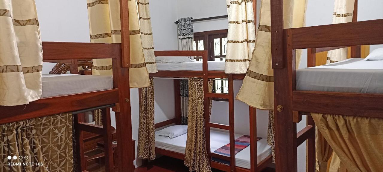 The Traveller'S Hostel & Private Rooms Sigiriya Bagian luar foto