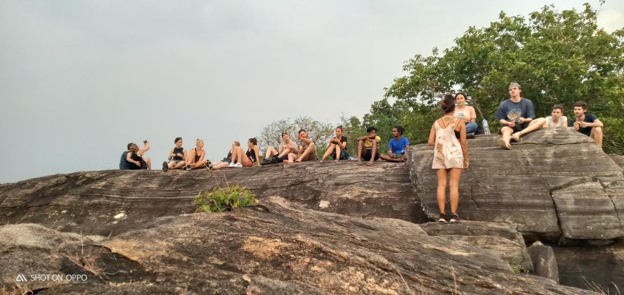 The Traveller'S Hostel & Private Rooms Sigiriya Bagian luar foto