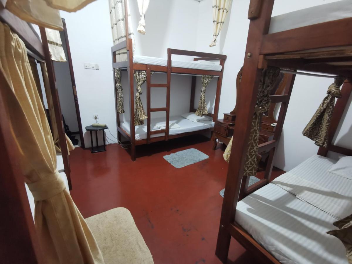 The Traveller'S Hostel & Private Rooms Sigiriya Bagian luar foto
