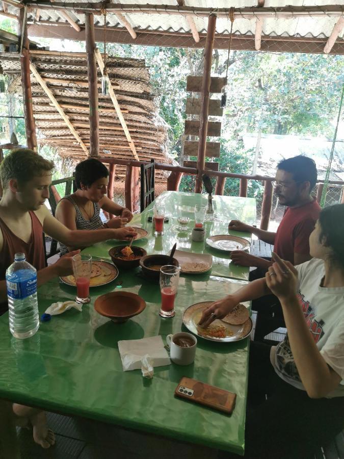 The Traveller'S Hostel & Private Rooms Sigiriya Bagian luar foto